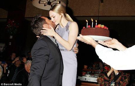 Hugh Jackman regala un bacio ad Amanda Seyfried per il suo compleanno