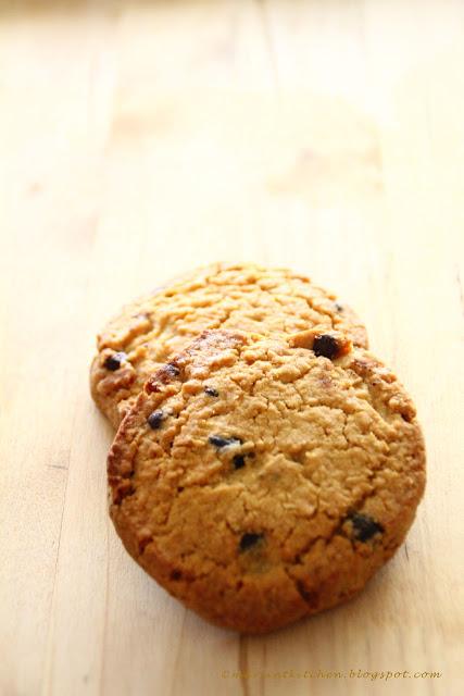 BISCOTTI AL BURRO DI ARACHIDI E GOCCE DI CIOCCOLATO (PEANUT BUTTER AND CHOCOLATE CHIP BISCUITS)