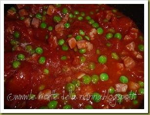 Gnocchi di patate con sugo di pomodoro, pancetta e piselli (2)