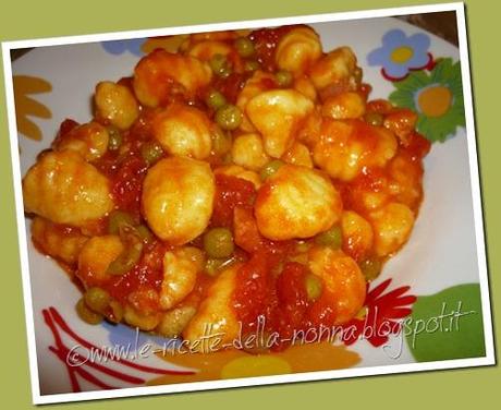 Gnocchi di patate con sugo di pomodoro, pancetta e piselli (4)