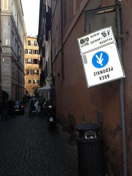 Se trovate qualcuno che rispetta l'isola pedonale di Via dei Coronari portatecelo, che lo vogliamo vedere in faccia