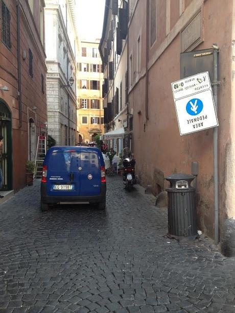 Se trovate qualcuno che rispetta l'isola pedonale di Via dei Coronari portatecelo, che lo vogliamo vedere in faccia