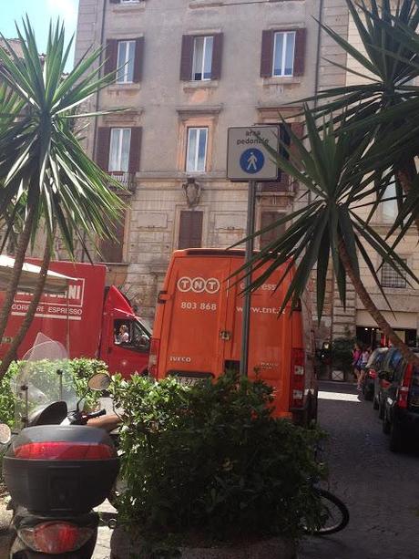 Se trovate qualcuno che rispetta l'isola pedonale di Via dei Coronari portatecelo, che lo vogliamo vedere in faccia