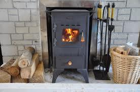 Un vecchio portatile woodburner in ghisa da donare a Elena.