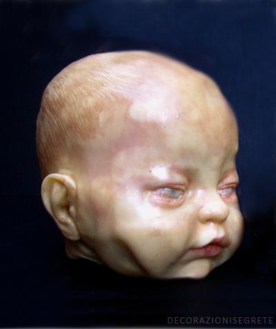 AL LIMITE DEL BUONGUSTO: LA TESTA DEL NEONATO E' UNA TORTA...