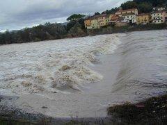 San Giuliano Terme: a Rigoli l'Ozzeri è impetuoso. Un crollo ed un disperso 