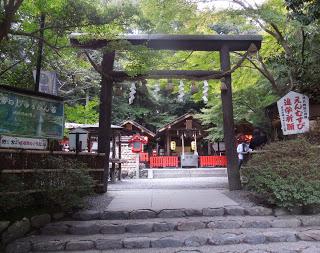 oltre il Torii inizia la Via degli Dei