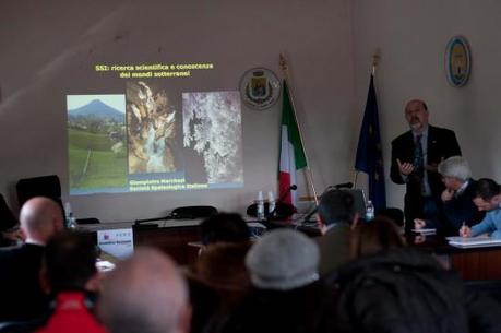 Assemblea nazionale Città delle Grotte – Tra Carsoli e Sante Marie amministratori e realtà del mondo speleo si sono confrontate sull’accompagnamento in grotta e sul turismo speleologico