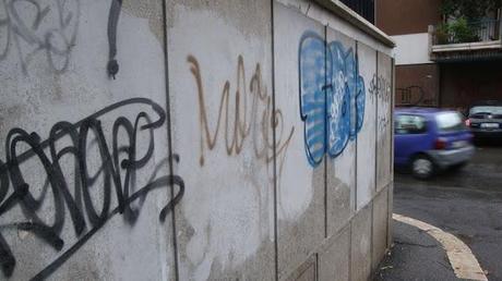 SCRITTA, PECETTA, ALTRA SCRITTA, ALTRA PECETTA, SCRITTA, VAFFANCULO. LA RIDICOLA GUERRA QUOTIDIANA TRA PERACOTTARI