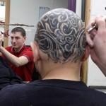 Scozia, a 60 anni si fa un tatuaggio in testa per coprire la alopecia 03