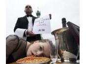 fois gras crudele”: protesta della Peta Parigi (foto)