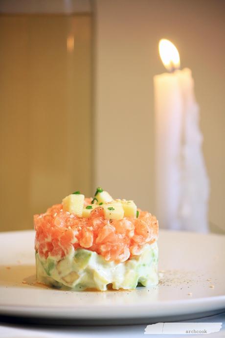 Tartare di salmone con avocado, mele e citronette di maionese