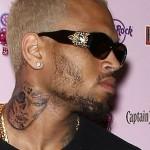 Chris Brown pubblica una foto in cui fuma 3 spinelli: “Per uso domestico”
