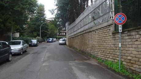 IN DIVIETO DI SOSTA E DI FERMATA, IN CURVA, SOTTO LA VILLA DELL'AMBASCIATORE INDIANO. A ROMA SI PUO'. E I PIZZARDONI?