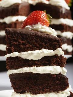 TORTA AL CIOCCOLATO CON FRAGOLE E PANNA