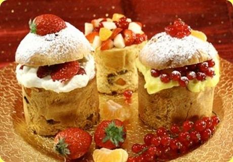 Panettoncini ripieni di panna, crema e frutta