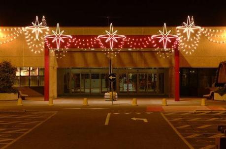 Il centro commerciale Cremona due illuminato per le feste natalizie