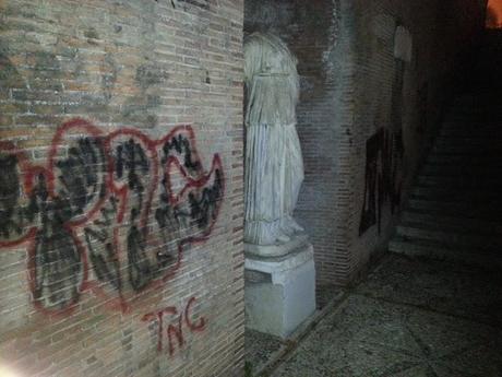 Ecco il centro di Roma l'altra sera. Però il presidente del Primo Municipio è alla ricerca di fondi pubblici per restaurare il murales a Monti dedicato a Totti...