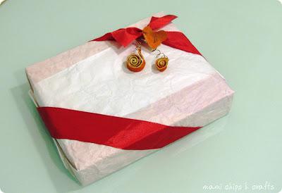 Decorare un pacchetto con bucce di mandarino