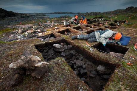 Patricia Sutherland (giacca arancione) scava un potenziale sito vichingo (David Coventry, National Geographic)