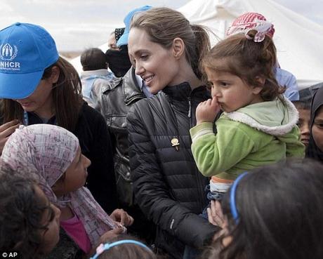 Angelina Jolie in difesa dei bambini in fuga dalla Siria visita un campo profughi in Giordania