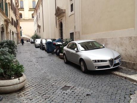 Come è possibile che i dintorni di Piazza Navona somiglino al piazzale semi-abbandonato di uno sfasciacarrozze fuori dal Raccordo?