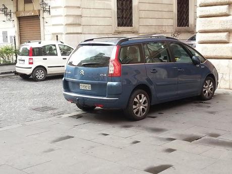 Come è possibile che i dintorni di Piazza Navona somiglino al piazzale semi-abbandonato di uno sfasciacarrozze fuori dal Raccordo?