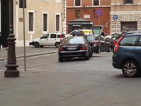 Come è possibile che i dintorni di Piazza Navona somiglino al piazzale semi-abbandonato di uno sfasciacarrozze fuori dal Raccordo?