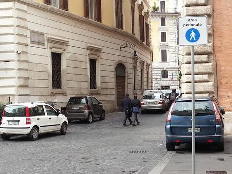 Come è possibile che i dintorni di Piazza Navona somiglino al piazzale semi-abbandonato di uno sfasciacarrozze fuori dal Raccordo?