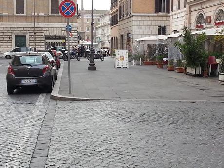 Come è possibile che i dintorni di Piazza Navona somiglino al piazzale semi-abbandonato di uno sfasciacarrozze fuori dal Raccordo?