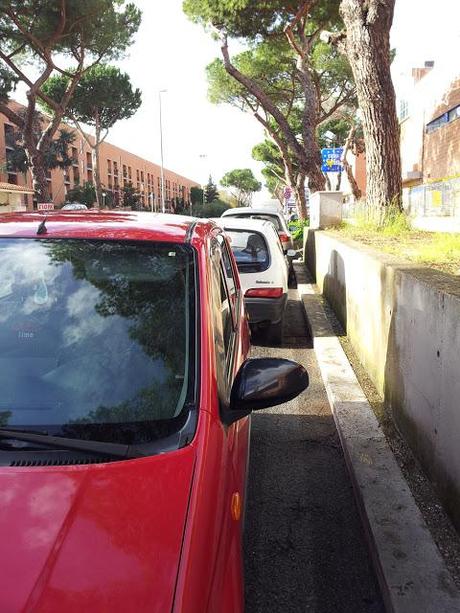 Parcheggiare in divieto quando c'è un parcheggio regolare tutto vuoto? Non è cultura, non è maleducazione, non è malcostume. E' arredo urbano sbagliato e mancanza di sanzioni