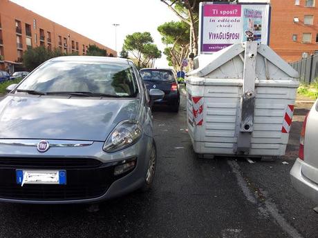 Parcheggiare in divieto quando c'è un parcheggio regolare tutto vuoto? Non è cultura, non è maleducazione, non è malcostume. E' arredo urbano sbagliato e mancanza di sanzioni