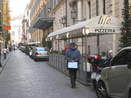 Vi lanciamo una sfida: trovateci un'altra città con un centro storico ridotto a questo livello di caos, degrado, illegalità, mafia. Trovatela se ne siete capaci