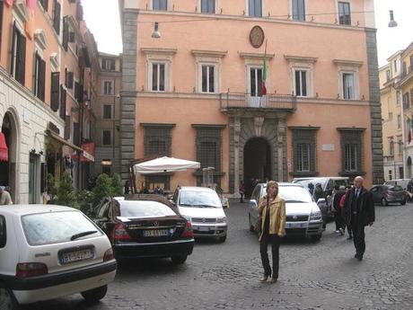 Vi lanciamo una sfida: trovateci un'altra città con un centro storico ridotto a questo livello di caos, degrado, illegalità, mafia. Trovatela se ne siete capaci