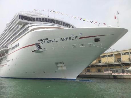 CARNIVAL CRUISE LINE: BATTEZZATA LA CARNIVAL BREEZE