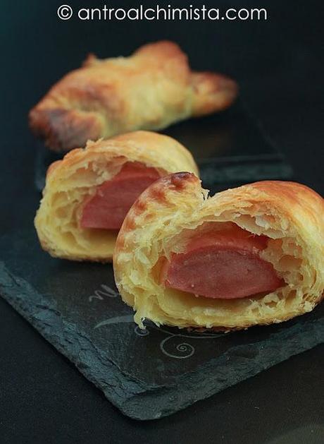 Cornetti di Pasta Sfoglia con Wurstel e Senape