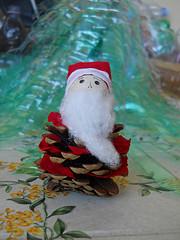 BRICOLAGE: Babbo Natale ottenuto con 1 pigna