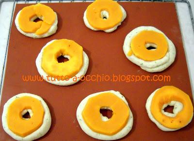 WHB #363 - Focaccine con zucca ed erba cipollina