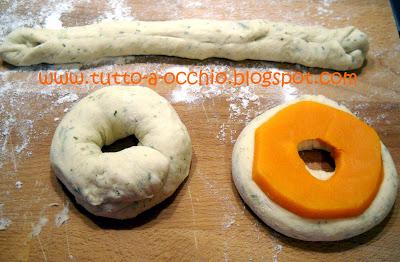 WHB #363 - Focaccine con zucca ed erba cipollina