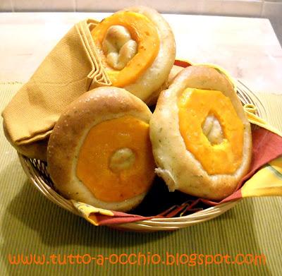 WHB #363 - Focaccine con zucca ed erba cipollina