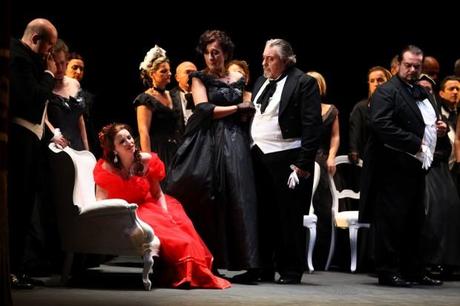 una immagine di La traviata Foto di Giacomo Orlando 1 620x413 su La Traviata, ovvero Storia di un Amore che Redime