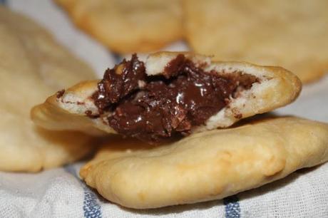 Finte crescentine con crema al cioccolato. E un gesto di solidarietà.