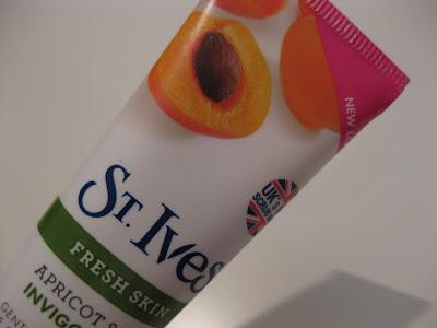 ST IVES - Apricot Scrub Fresh Skin