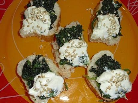 Tartine caprino e spinaci