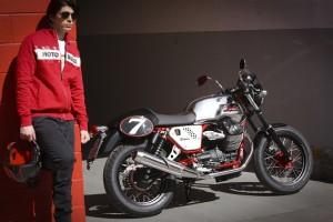 La Moto Guzzi V7 riaccende ai motociclisti più esperti i ricordi di gioventù