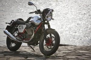 La Moto Guzzi V7 riaccende ai motociclisti più esperti i ricordi di gioventù