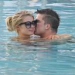 Paris Hilton in psicina a Miami con il fidanzato: le foto