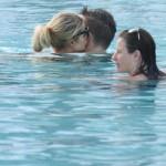 Miami, Paris Hilton in piscina con River Viiperi04