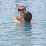 Miami, Paris Hilton in piscina con River Viiperi09