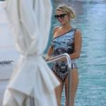 Miami, Paris Hilton in piscina con River Viiperi07